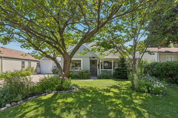 9205 Lynwood DR, Oak Lawn, IL 60453