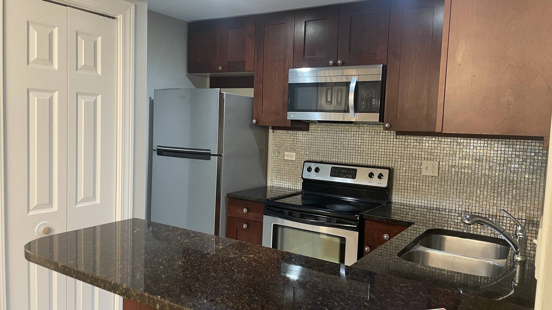 Skokie, IL 60076,10117 Old Orchard CT #104