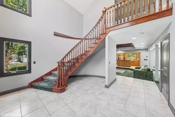 La Grange Highlands, IL 60525,6001 Wolf RD