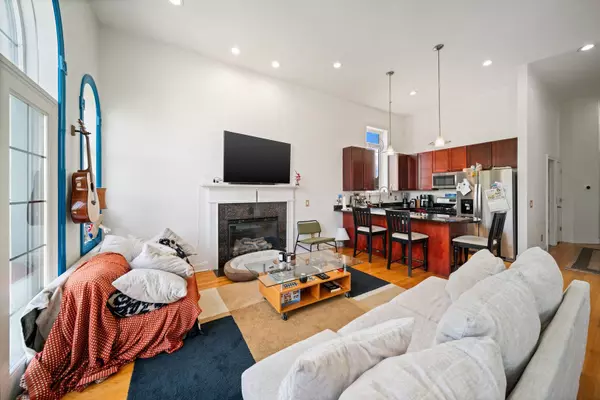 Chicago, IL 60608,1704 S CARPENTER ST #3B