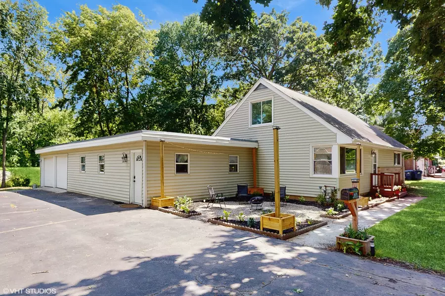16051 W Des Plaines DR, Libertyville, IL 60048