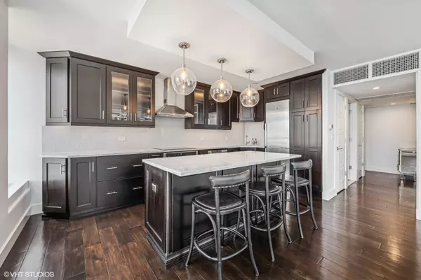 Chicago, IL 60611,260 E CHESTNUT ST #1210