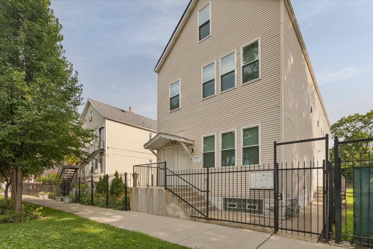Chicago, IL 60609,1234 W 49th PL #1F