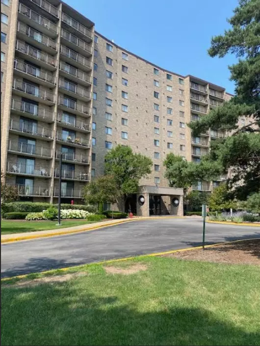 6340 AMERICANA DR #1009, Willowbrook, IL 60527