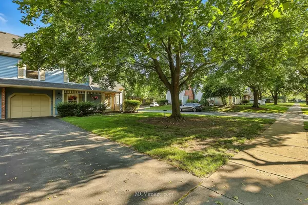 Naperville, IL 60563,1404 Queensgreen CIR #1404
