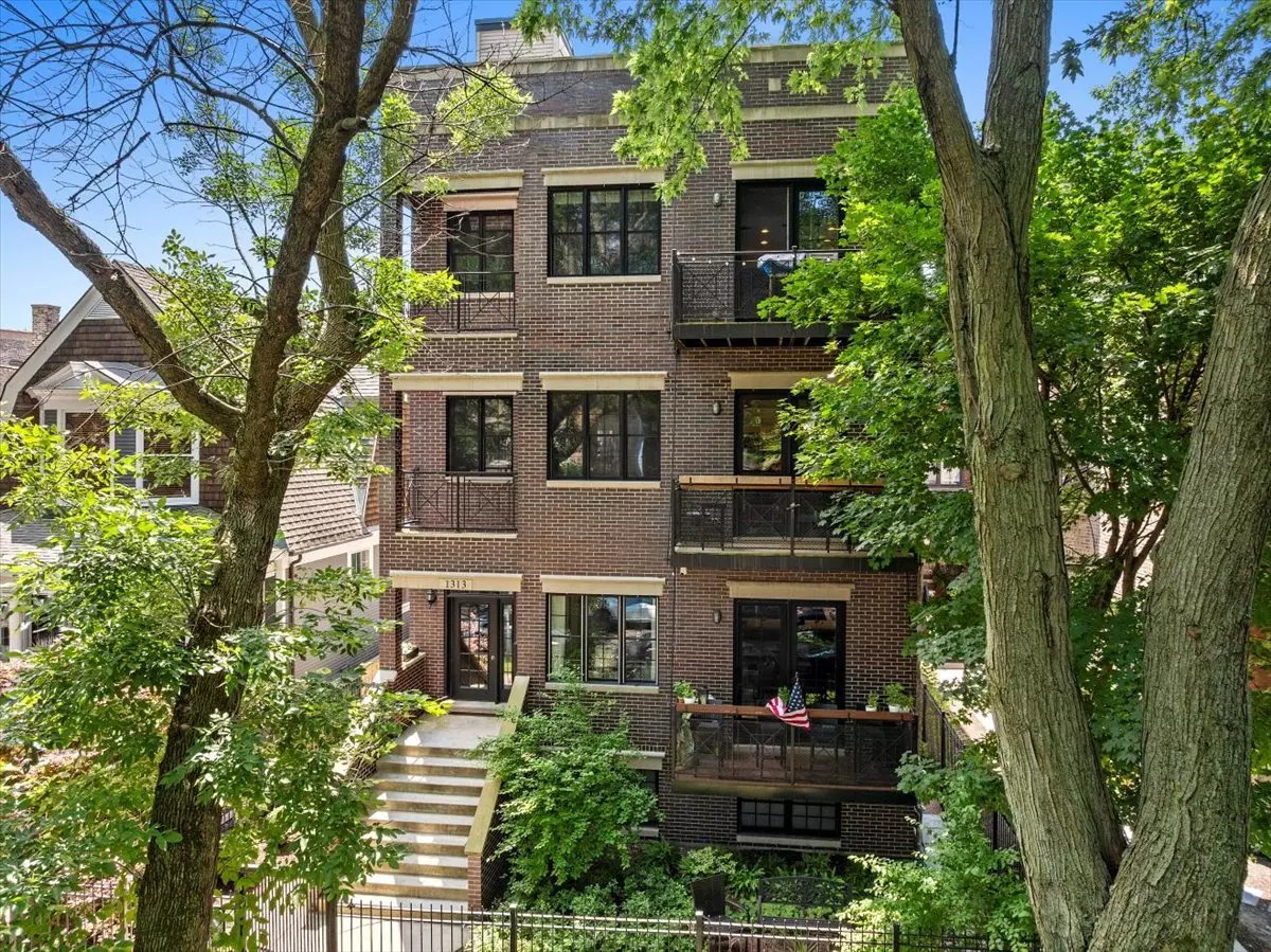 Chicago, IL 60640,1313 W Carmen AVE #1S