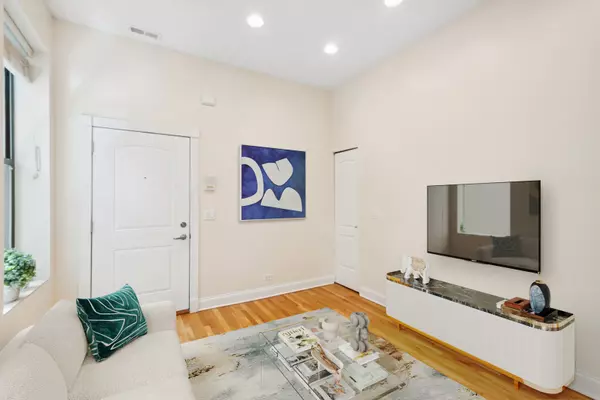 Chicago, IL 60647,2329 N Oakley AVE #3E