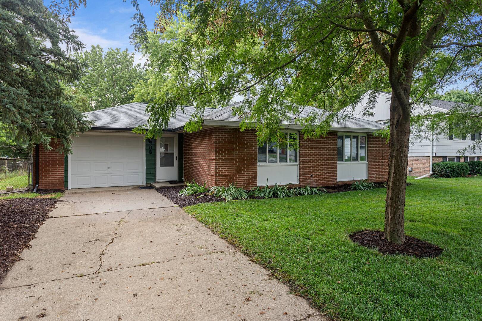 908 Dogwood DR, Champaign, IL 61821