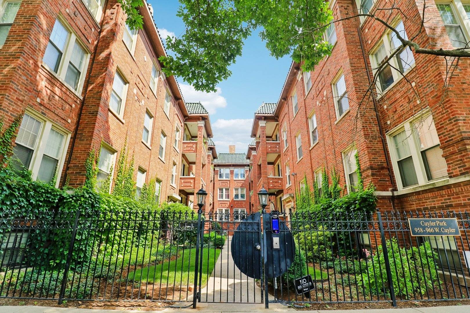 960 W Cuyler AVE #1S, Chicago, IL 60613
