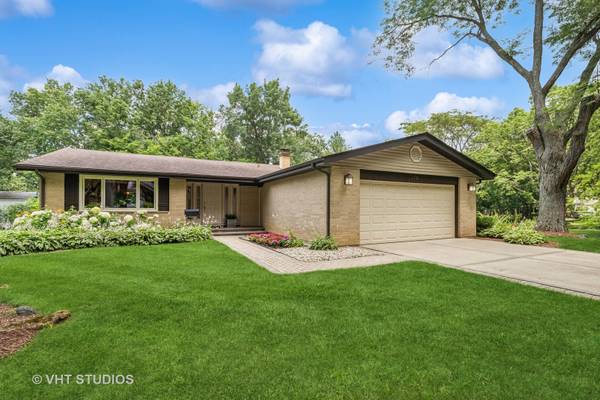 179 Acorn LN, Libertyville, IL 60048