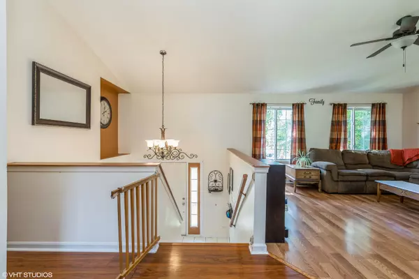 Algonquin, IL 60102,235 Aberdeen DR