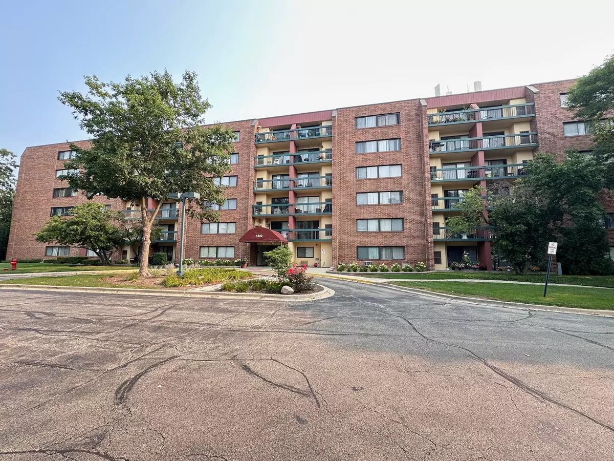 Hoffman Estates, IL 60169,1840 Huntington BLVD #212