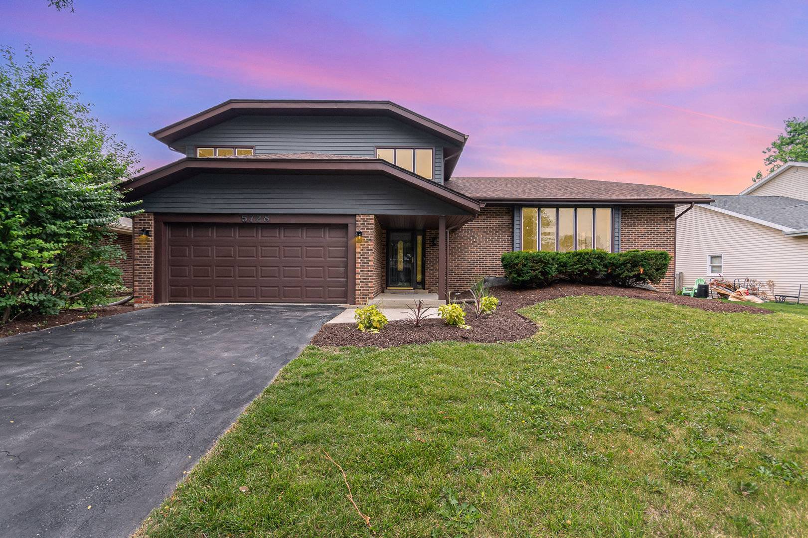 5728 Antler LN, Westmont, IL 60559