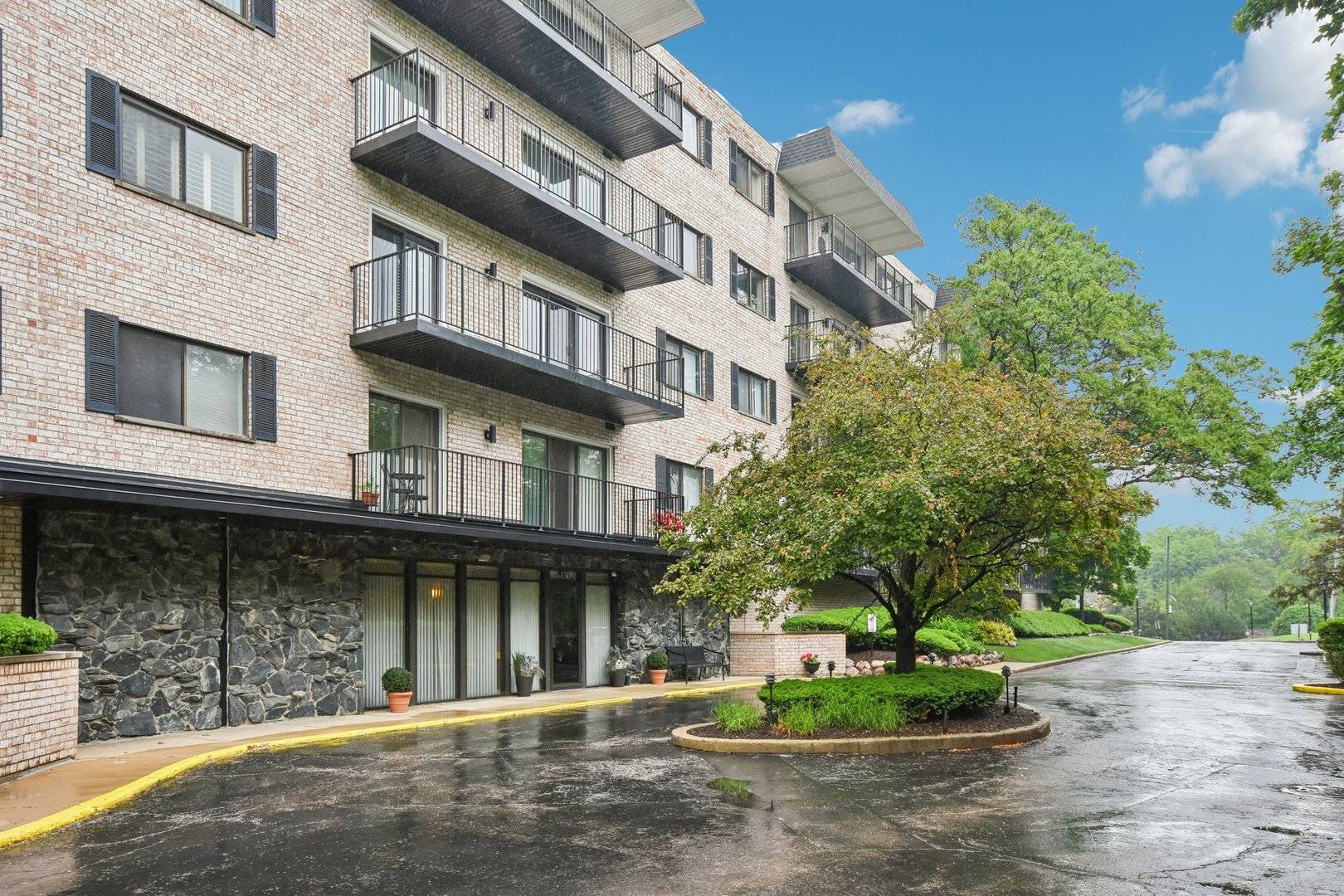 1S150 Spring RD #5F, Oakbrook Terrace, IL 60181