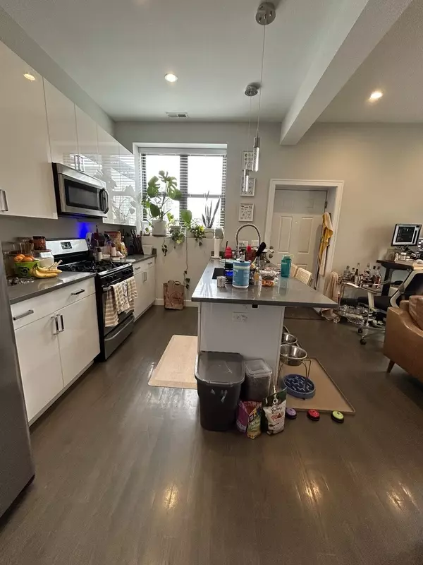 Chicago, IL 60622,2151 W Division ST #302E