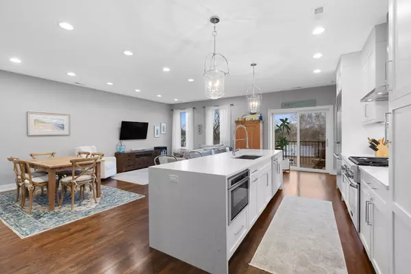Chicago, IL 60618,3914 N DAMEN AVE #403