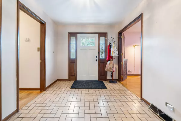 Palos Hills, IL 60465,9108 Windsor DR