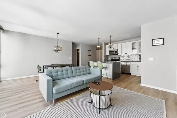 Chicago, IL 60611,880 N Lake Shore DR #17G