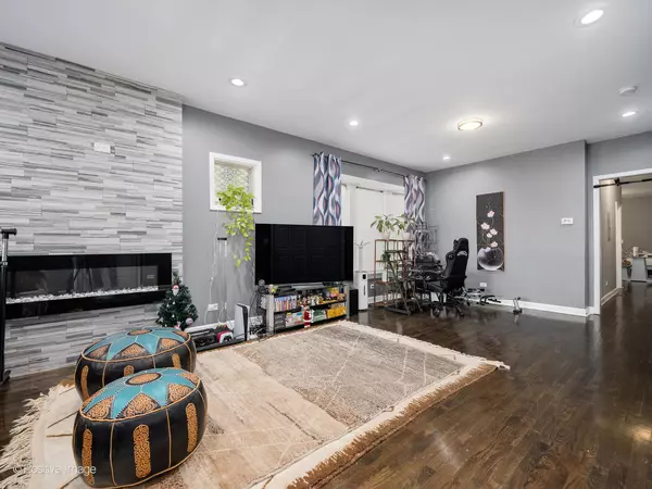 Chicago, IL 60621,6932 S Green ST