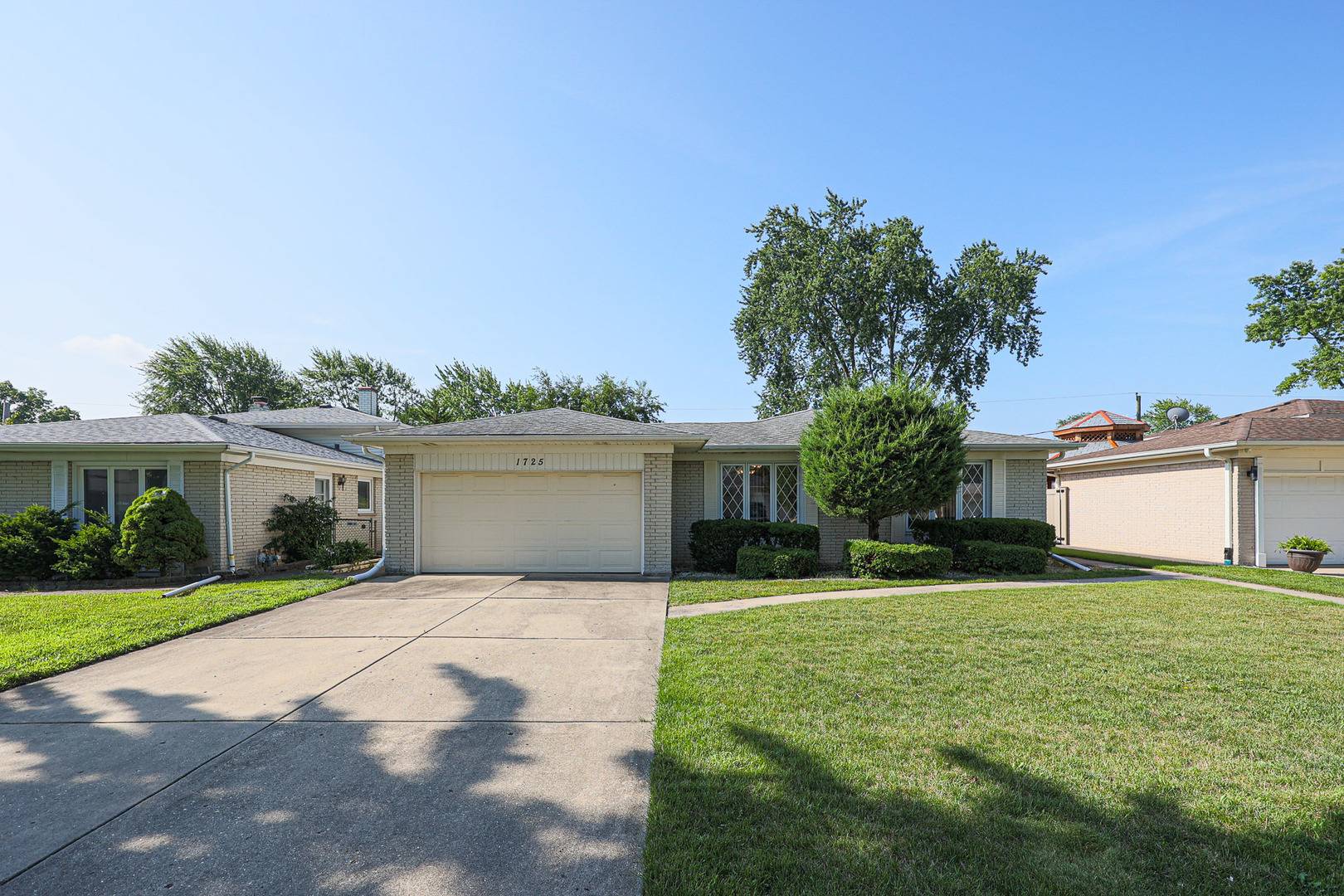 1725 W Magnolia LN, Mount Prospect, IL 60056