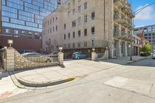Chicago, IL 60607,165 N May ST