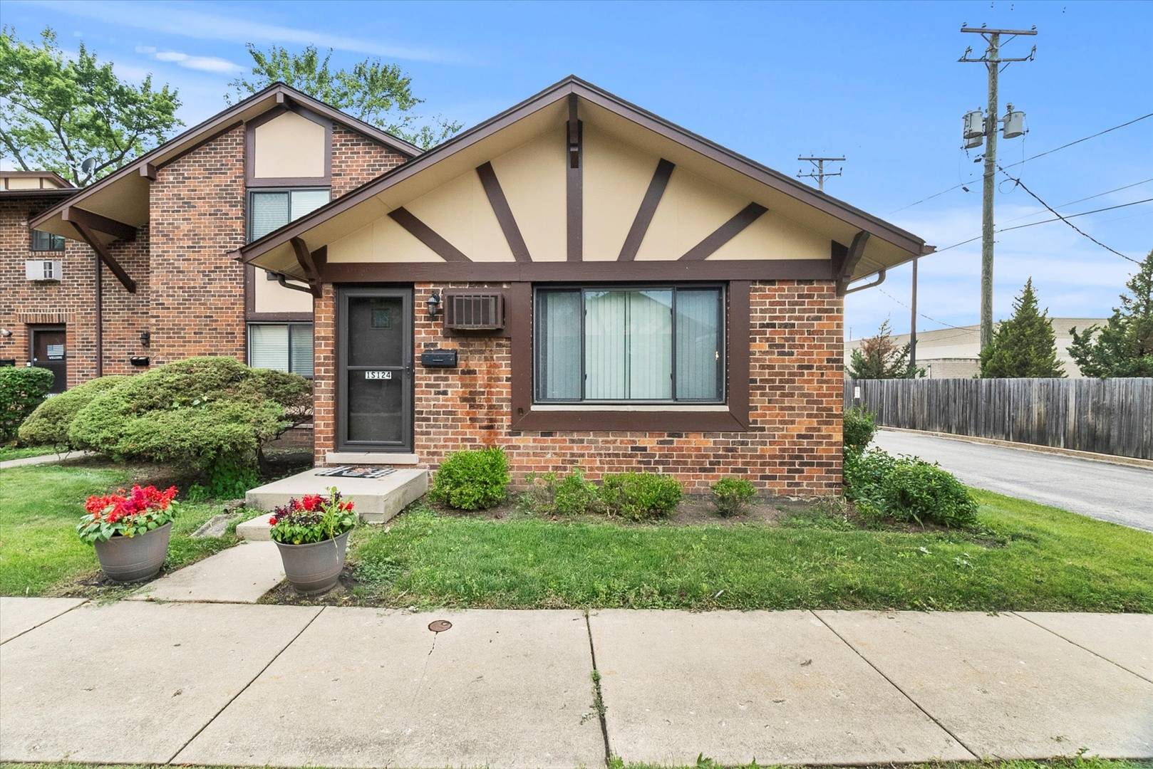 1S124 Winthrop LN, Villa Park, IL 60181