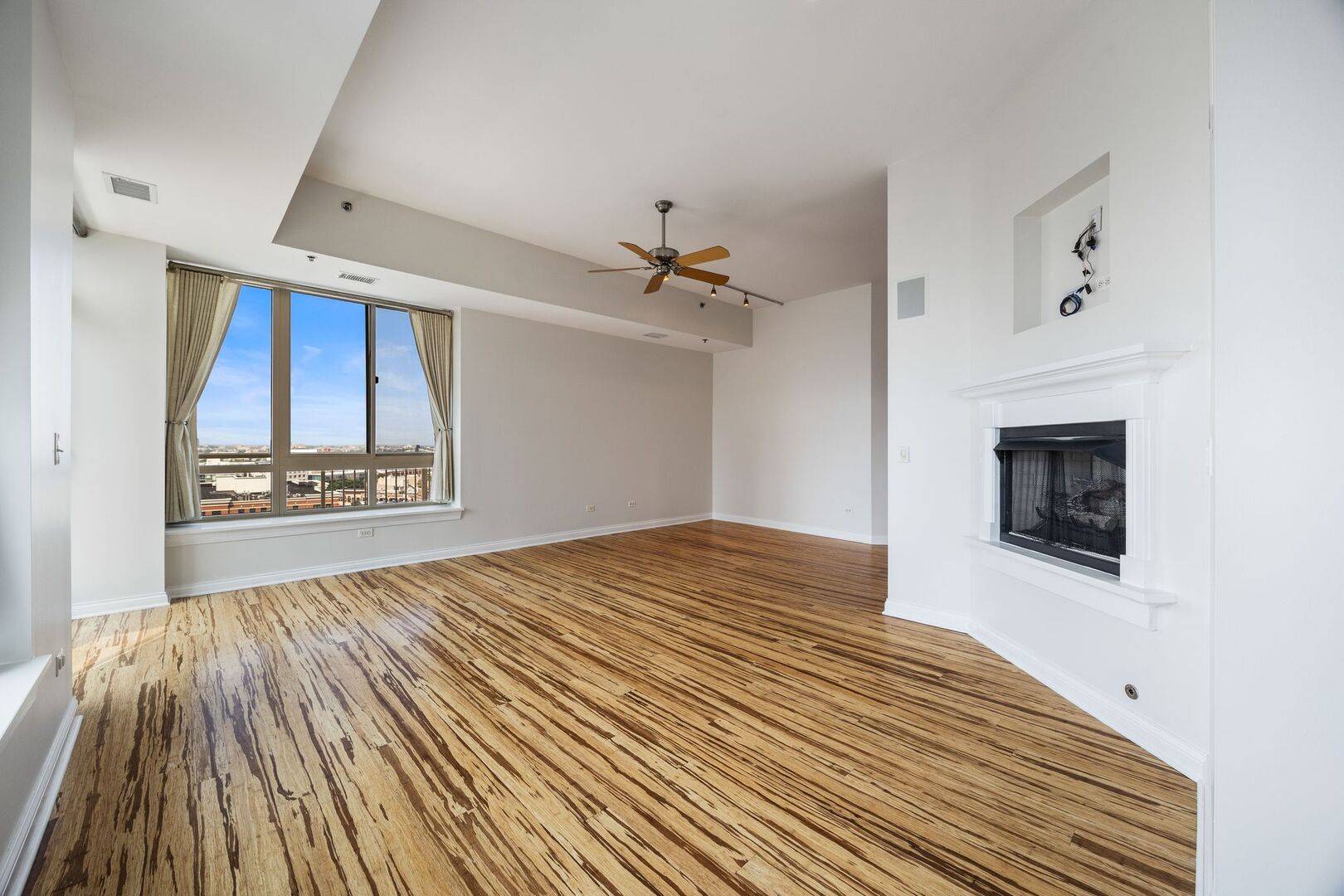 Chicago, IL 60610,230 W Division ST #1201