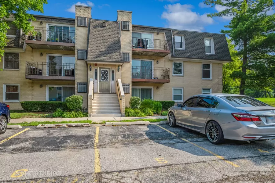 814 N River RD #2C, Mount Prospect, IL 60056