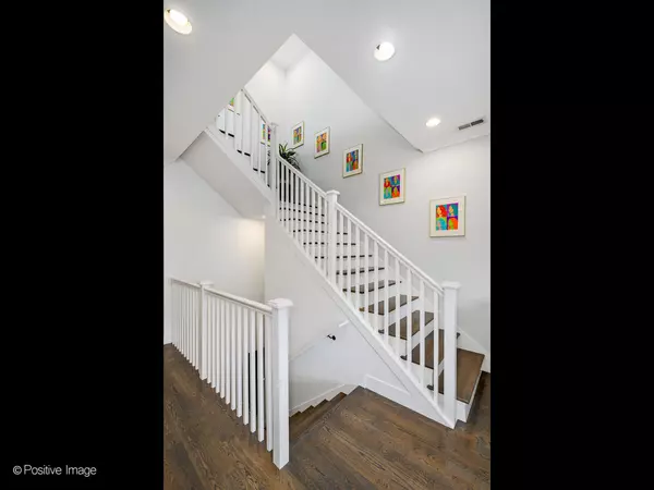 Chicago, IL 60625,4836 N Damen AVE #PH