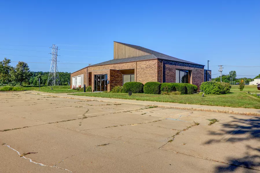 1400 N Galena AVE, Dixon, IL 61021