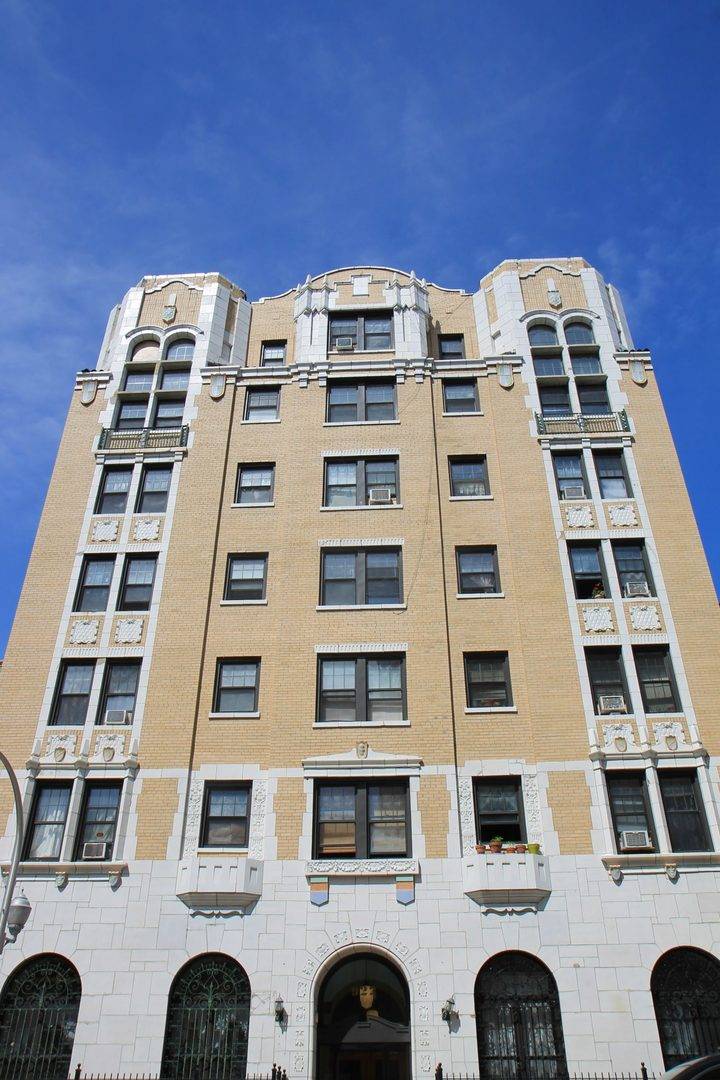 922 W Eastwood AVE #203, Chicago, IL 60640