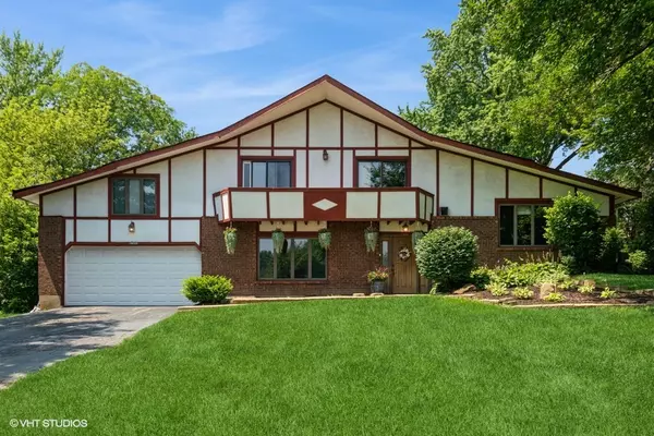 8N530 Gingerwood LN, Elgin, IL 60124