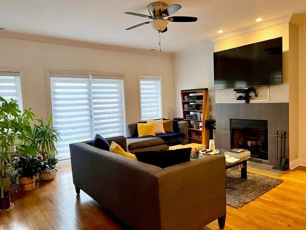 Chicago, IL 60615,4931 S Prairie AVE #2
