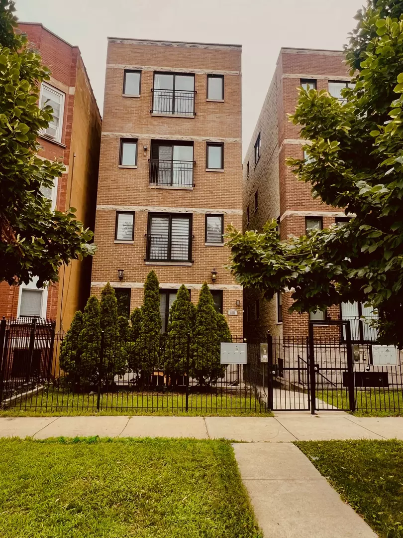 Chicago, IL 60615,4931 S Prairie AVE #2