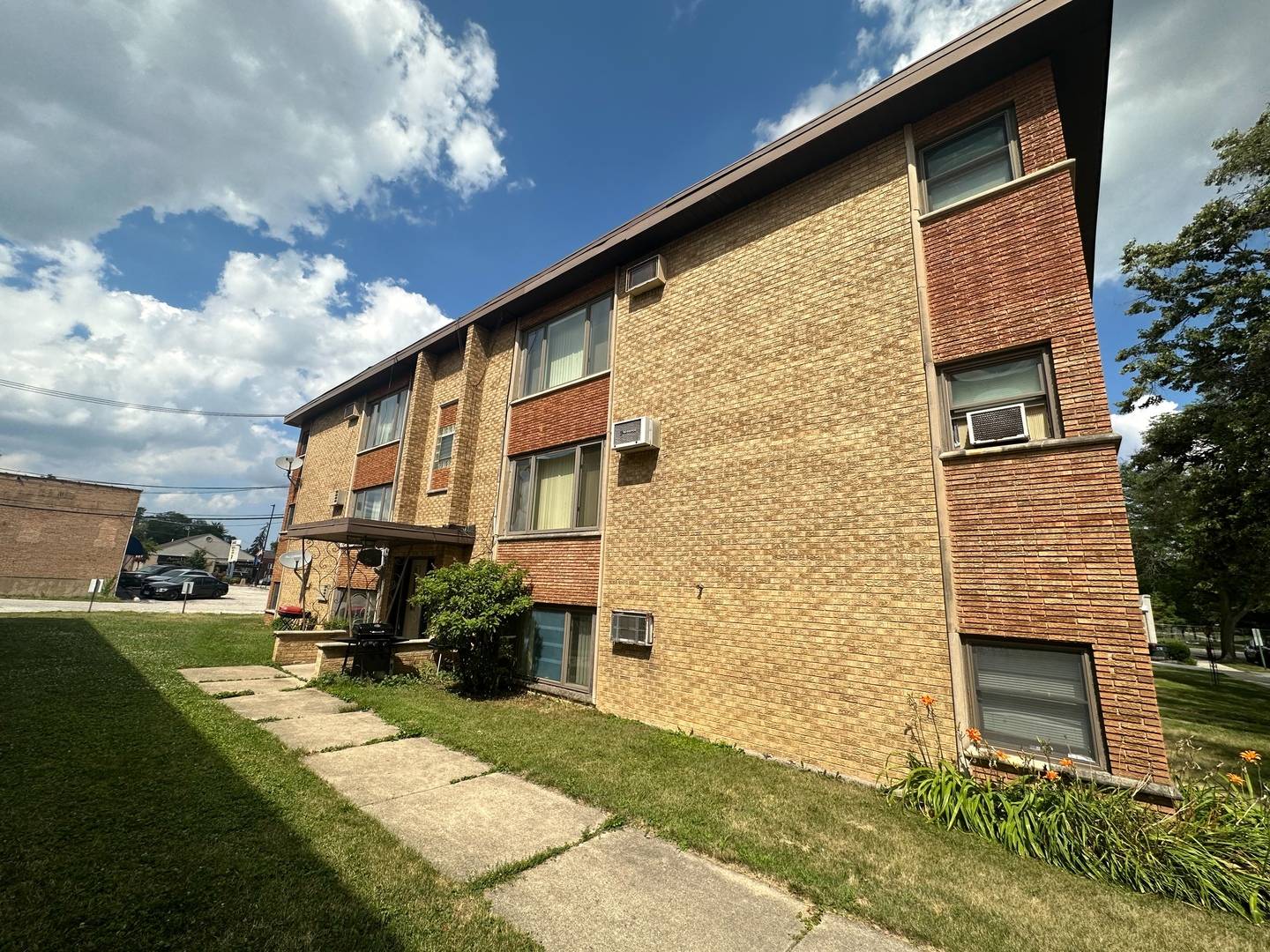 Homewood, IL 60430,1932 Hickory RD