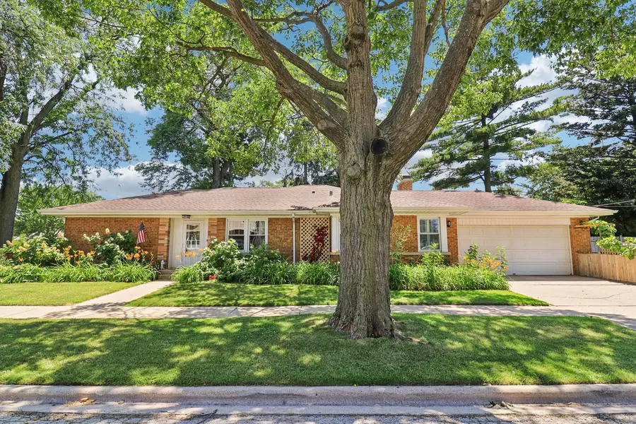8318 Gross Point RD, Morton Grove, IL 60053