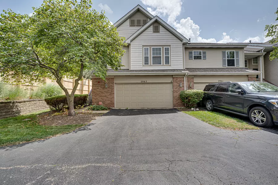 2963 SAGANASHKEE LN #2963, Naperville, IL 60564