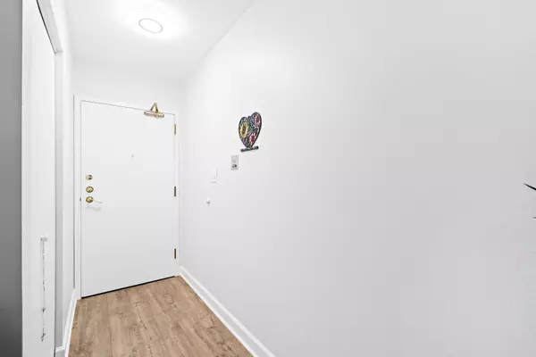 Schaumburg, IL 60195,130 Crest Wood CT #1