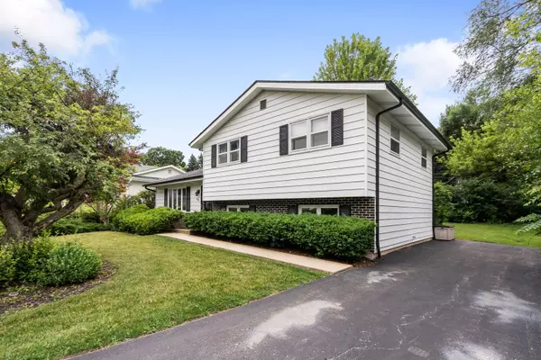 2301 Rolling Ridge LN, Lindenhurst, IL 60046