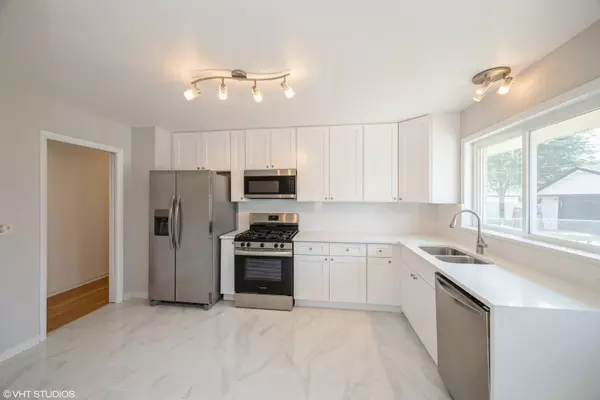 Westchester, IL 60154,10419 Preston ST