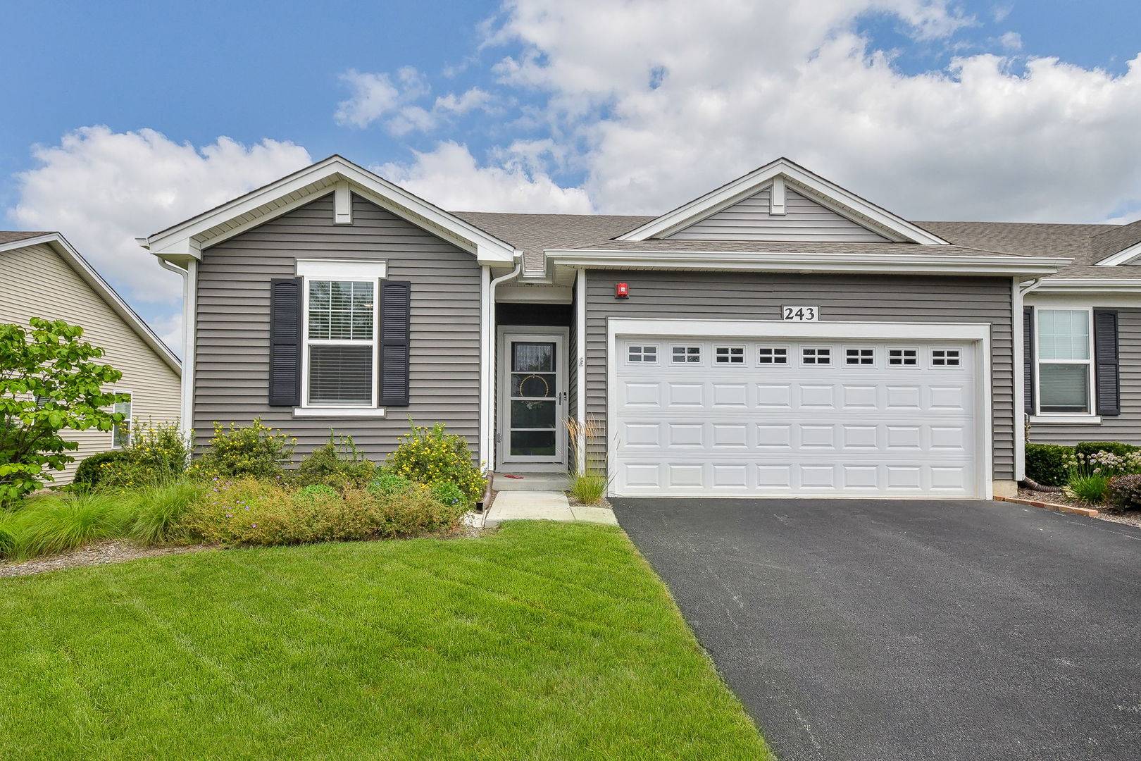 243 Sussex LN, North Aurora, IL 60542