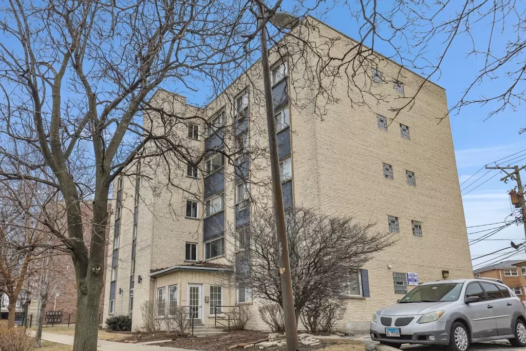 Chicago, IL 60630,4976 N Milwaukee AVE #101