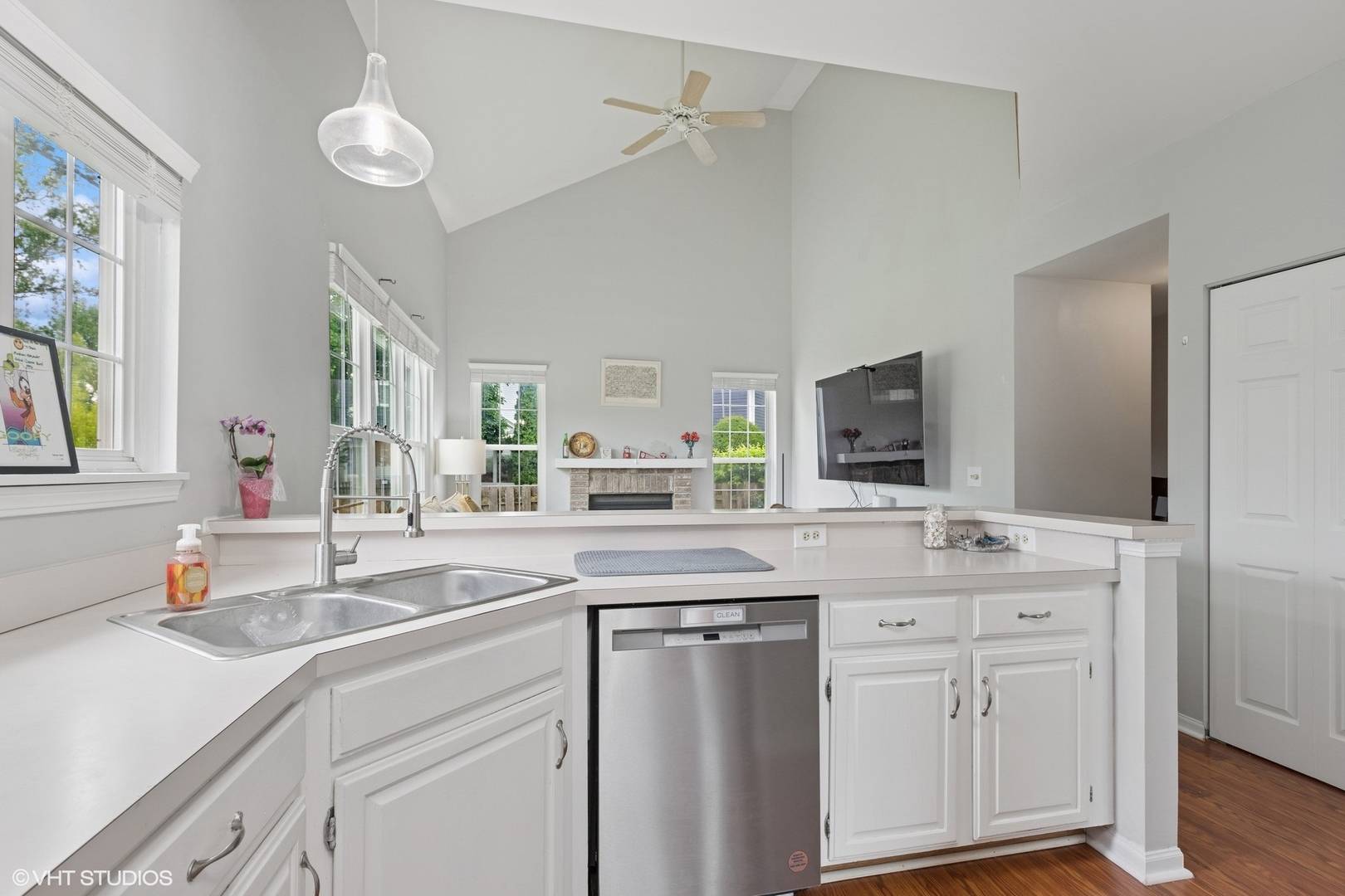 Grayslake, IL 60030,811 Cambridge DR