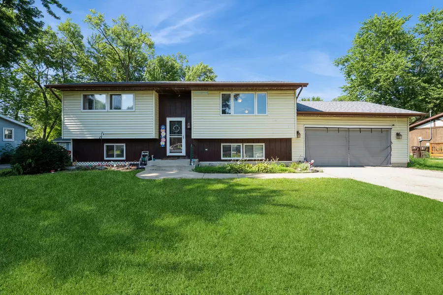 4910 Willow LN, Mchenry, IL 60050