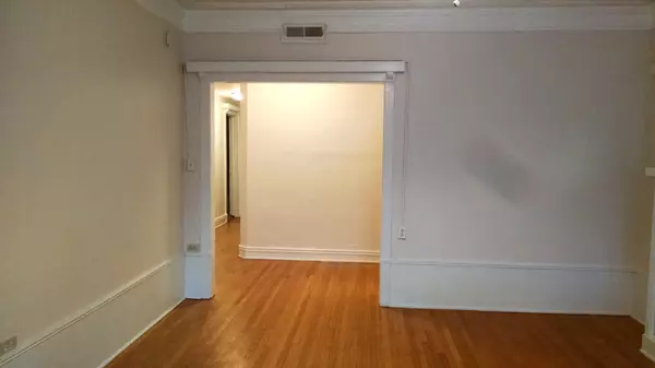 Chicago, IL 60615,947 E Hyde Park BLVD #1