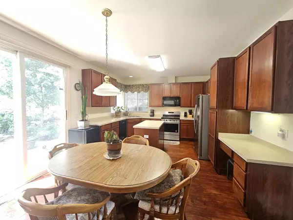 Cary, IL 60013,10 Montclair DR