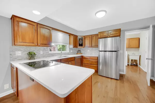 Elk Grove Village, IL 60007,221 Yarmouth RD