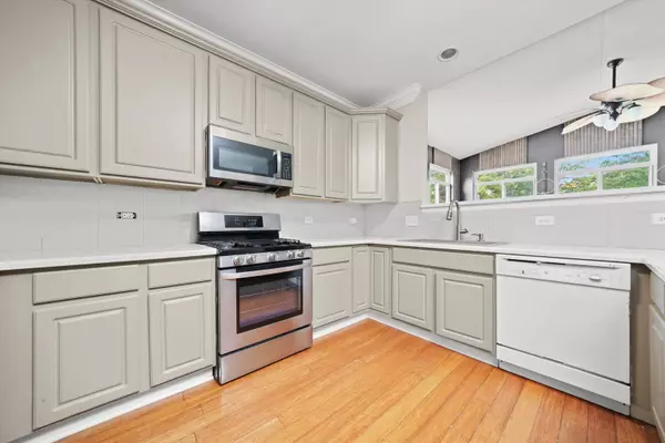 Carpentersville, IL 60110,484 Rosewood DR