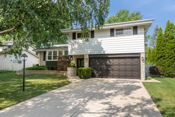 Mount Prospect, IL 60056,1008 N Newberry LN