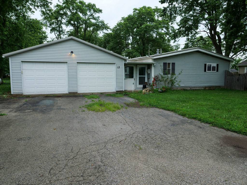 13 Maple LN, Camargo, IL 61919